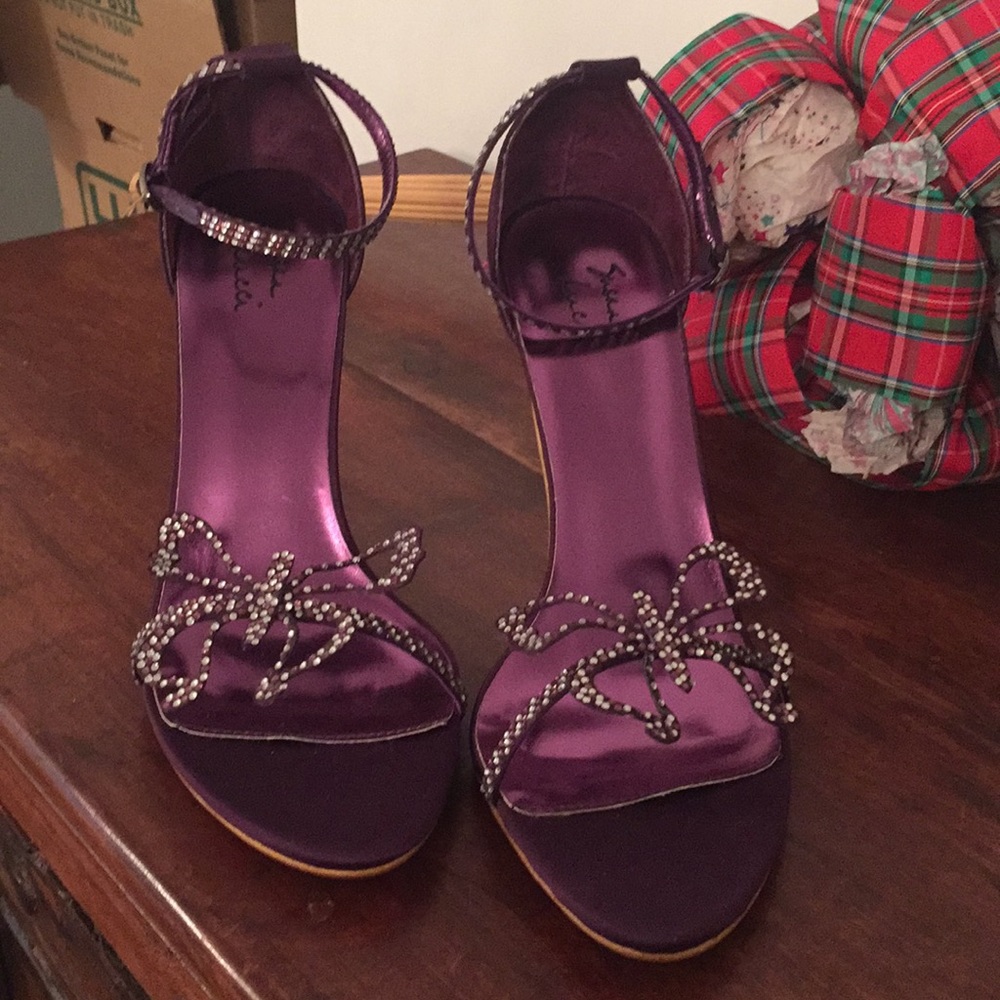 NWOT Susan Lucci purple butterfly designed heels